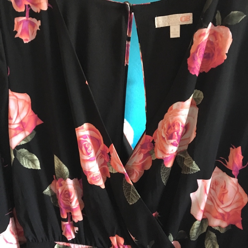 Gorgeous low cut floral Romper Size Small - Picture 5 of 5